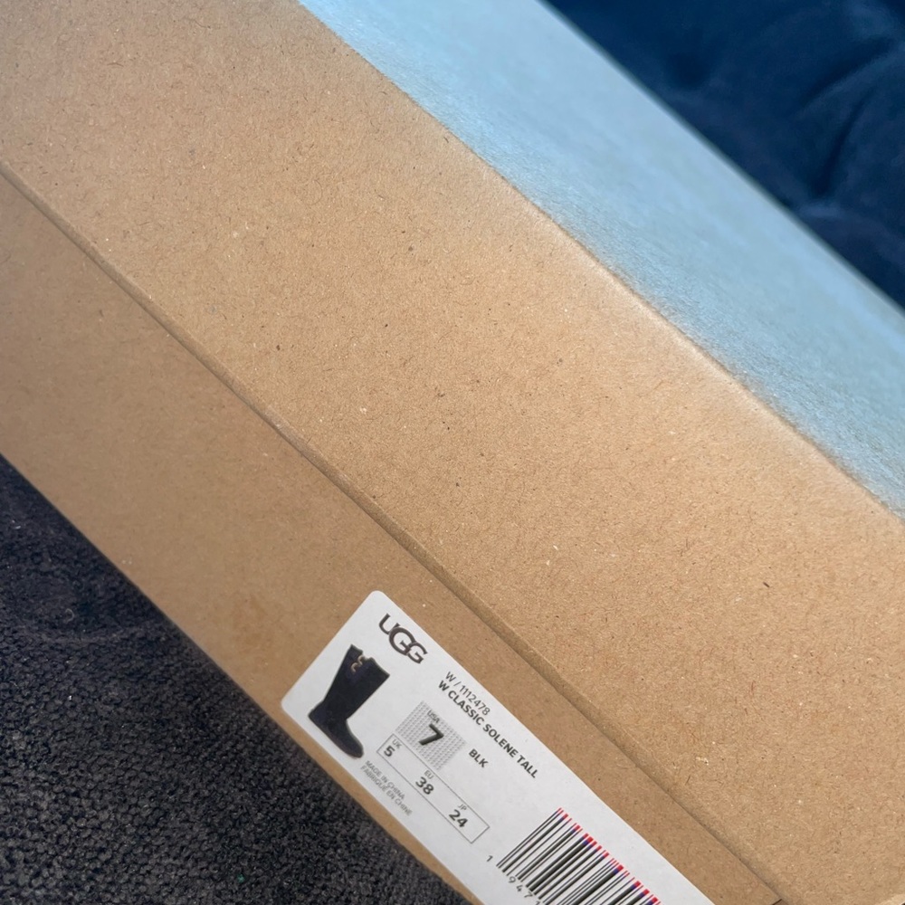 UGGS - Picture 2 of 6